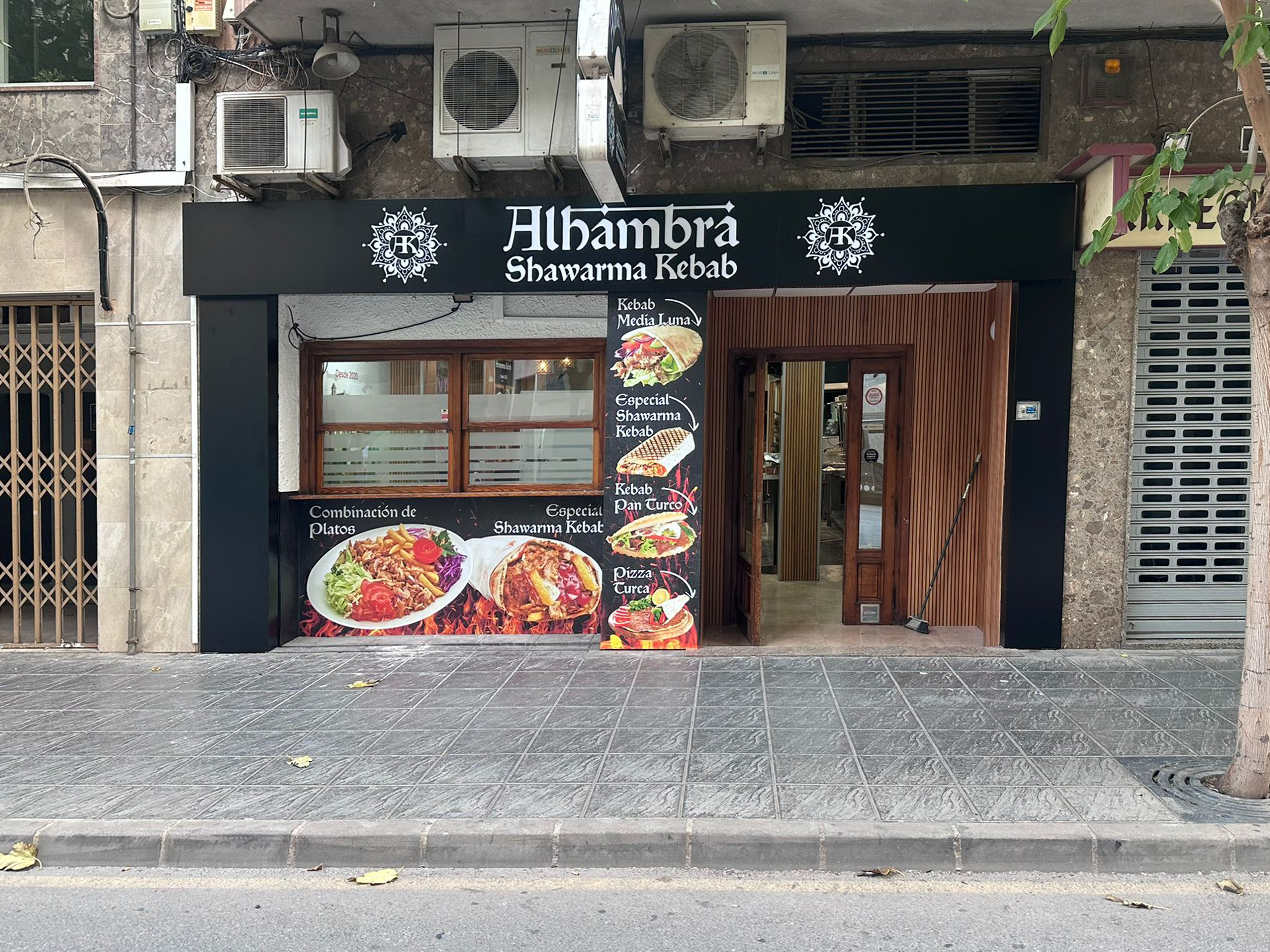 Fachada de Alhambra Kebab después de la rotulación