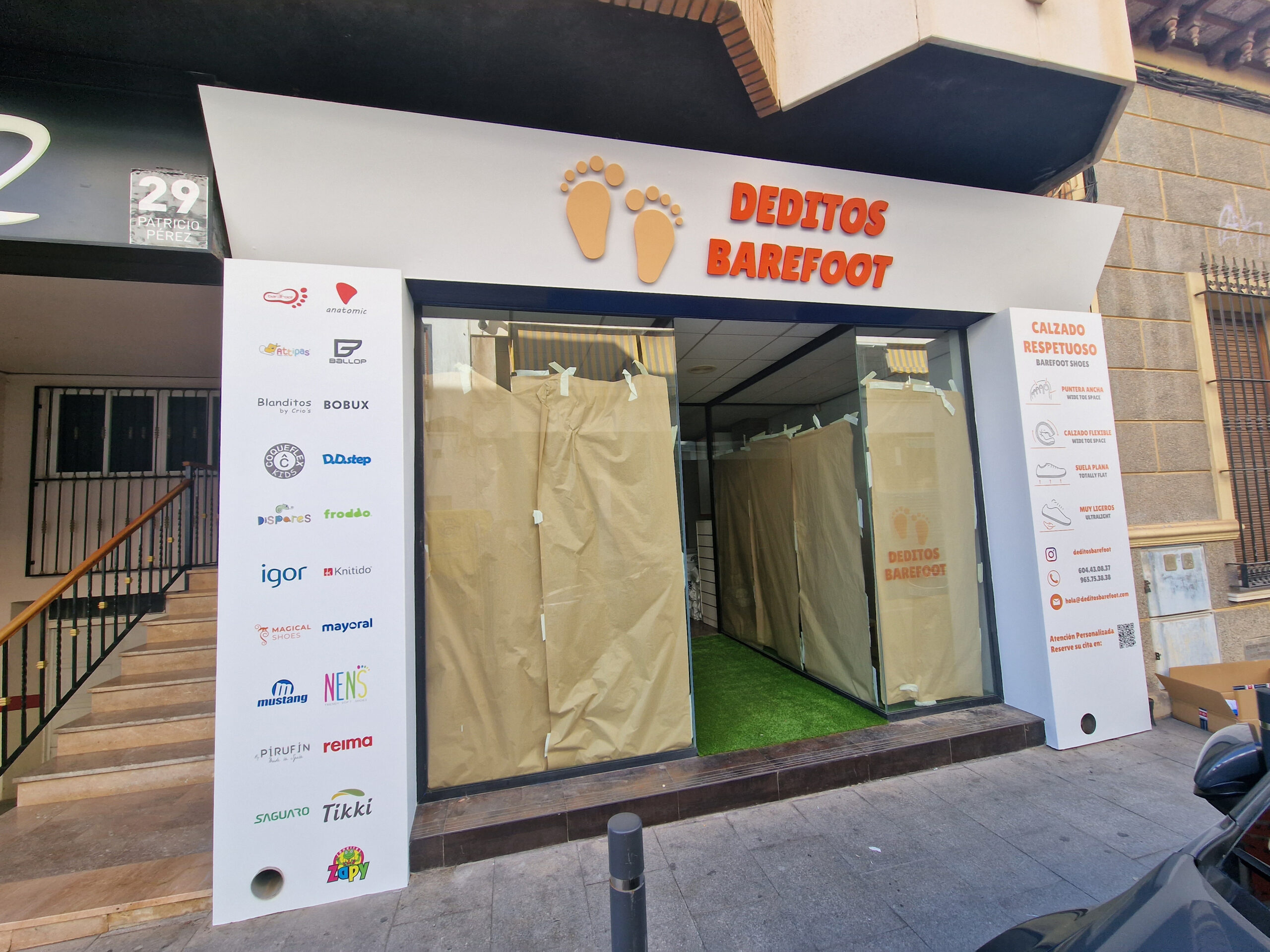 Fachada de Deditos Barefoot después de la rotulación