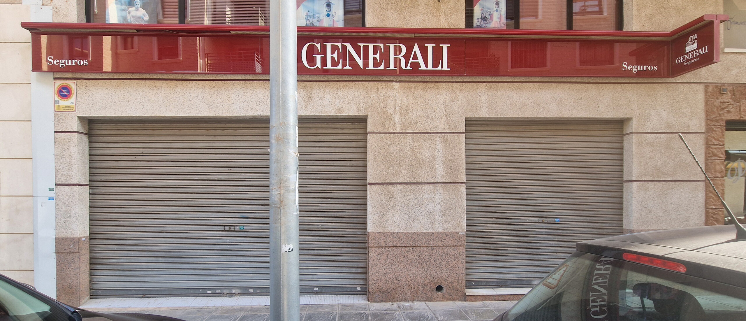 Fachada de Dentikós antes de la rotulación