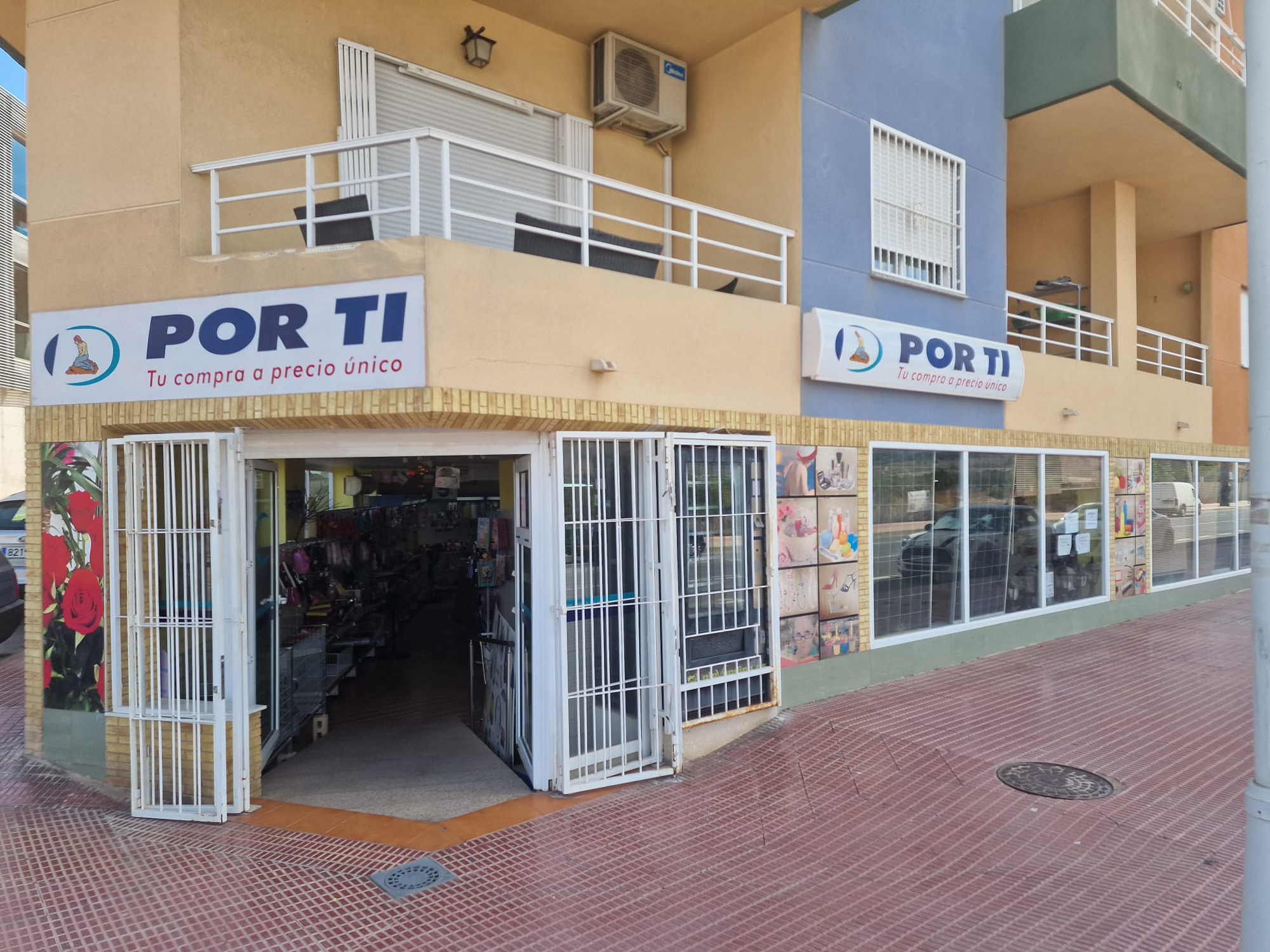 Fachada de Descansados antes de la rotulación