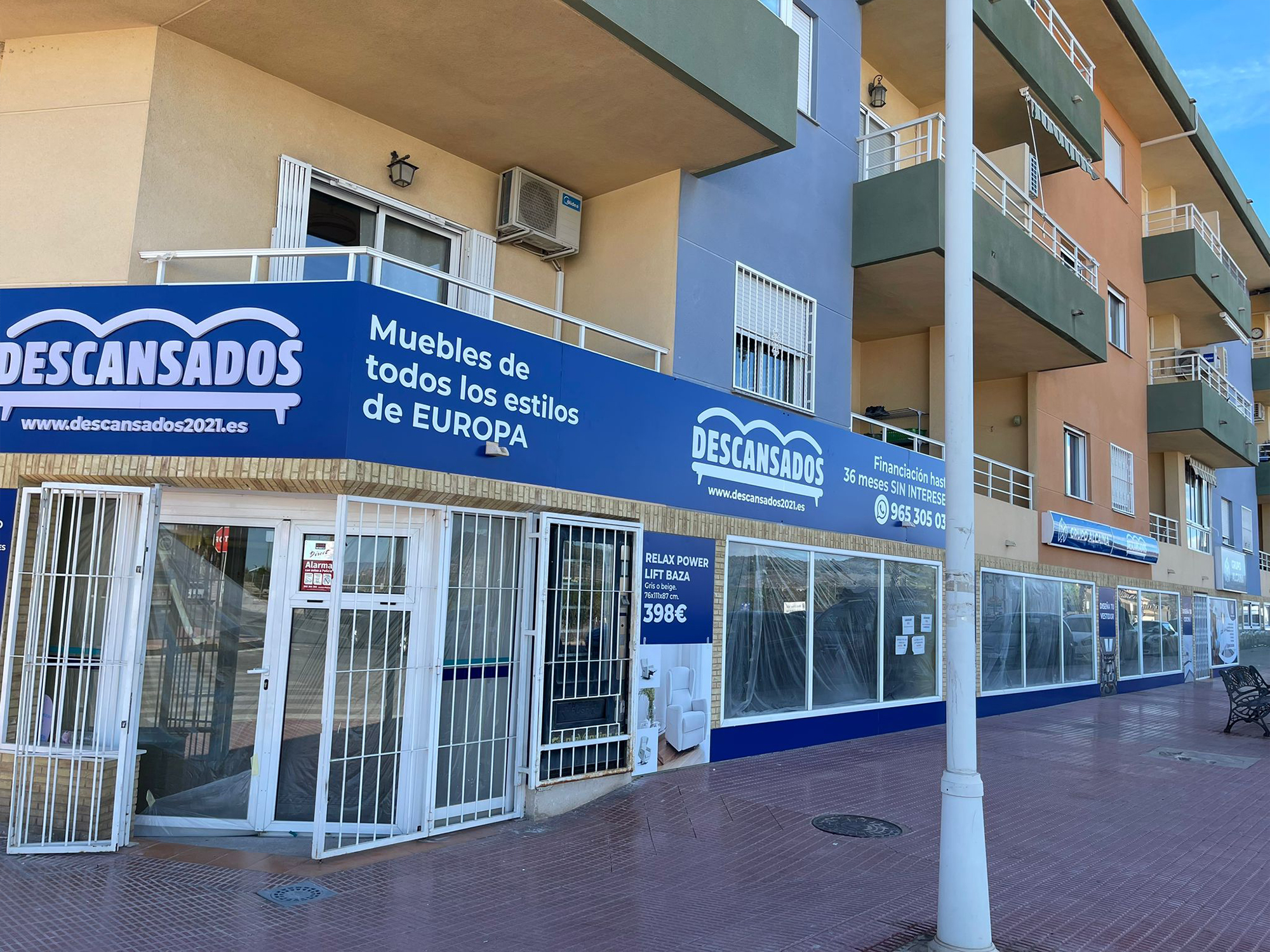 Fachada de Descansados después de la rotulación