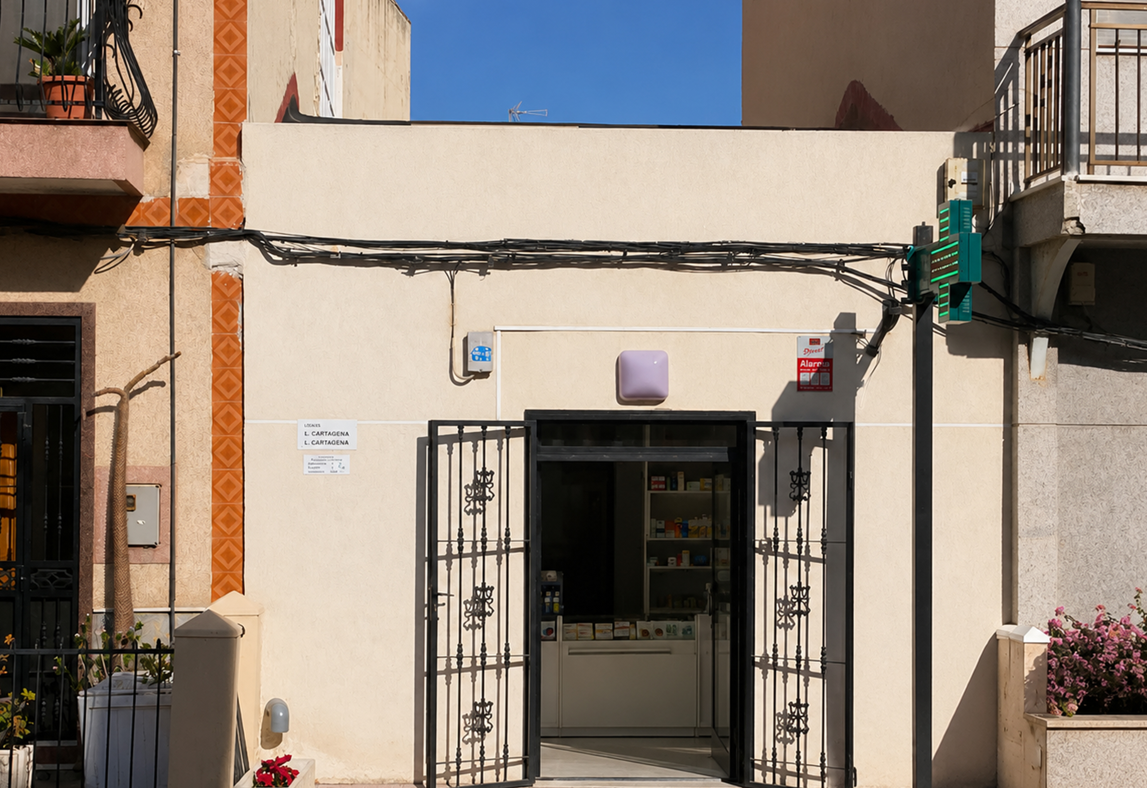 Fachada de Farmacia Arneva antes de la rotulación