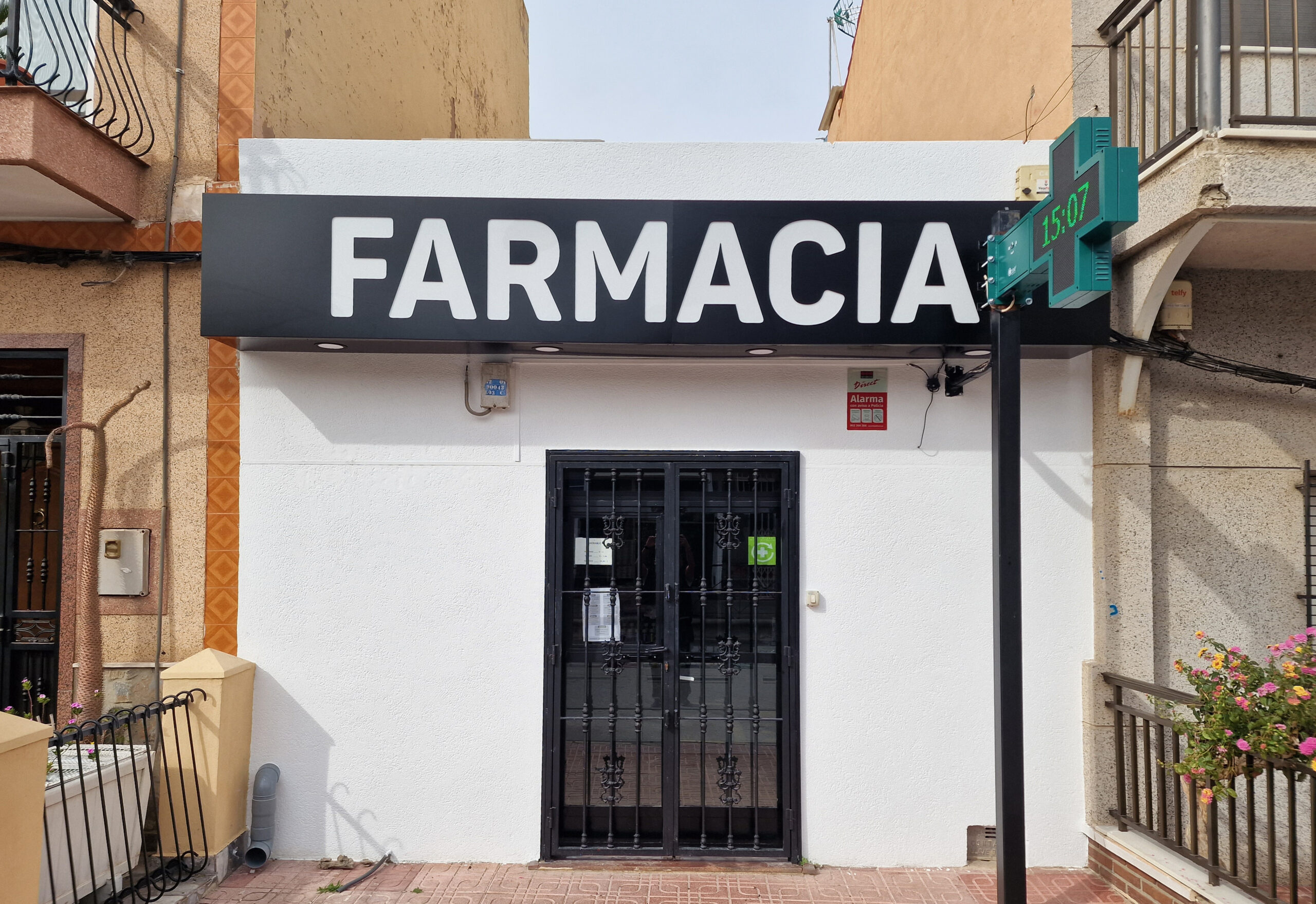 Fachada de Farmacia Arneva después de la rotulación