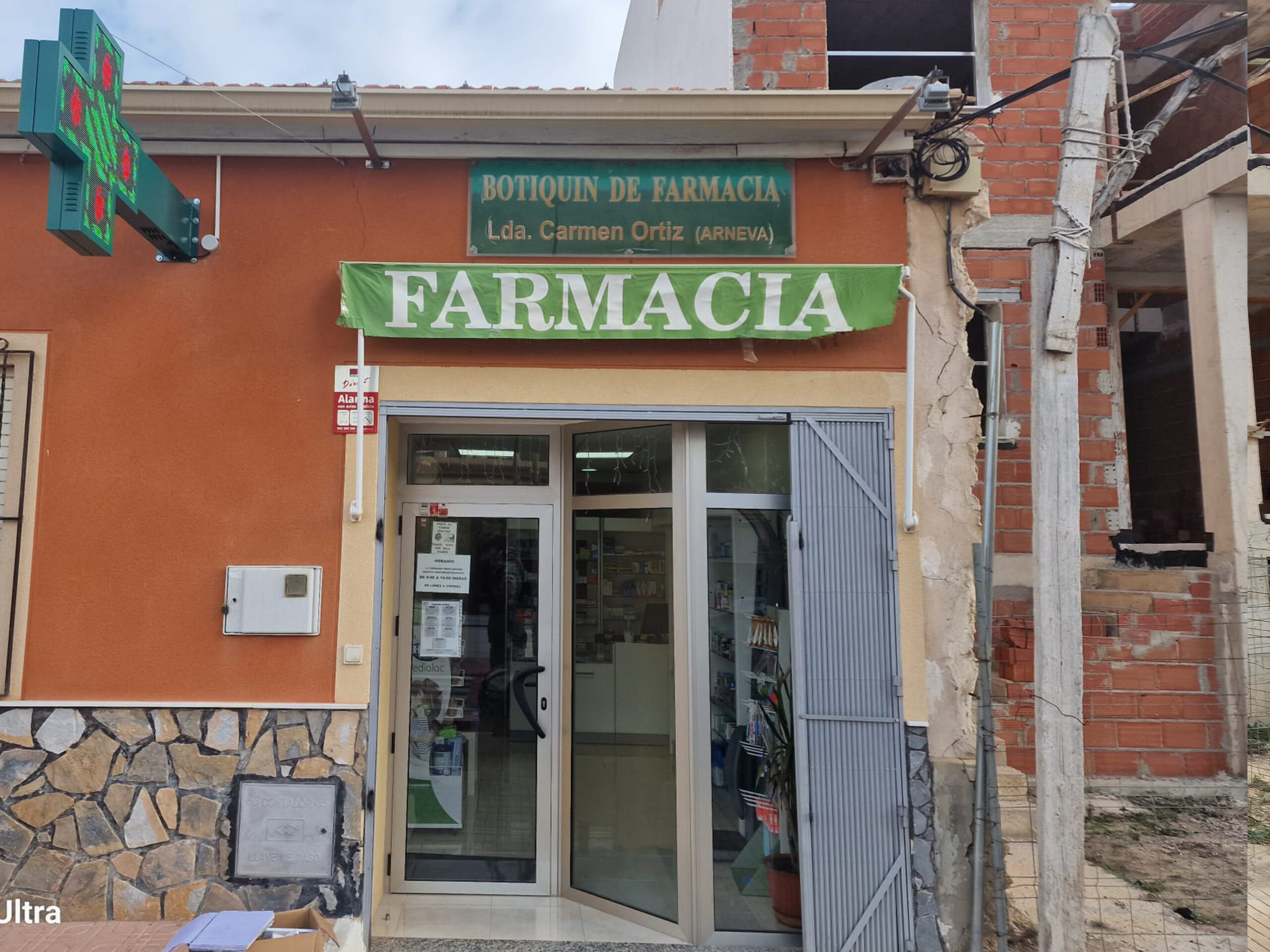 Fachada de Farmacia Botiquín antes de la rotulación