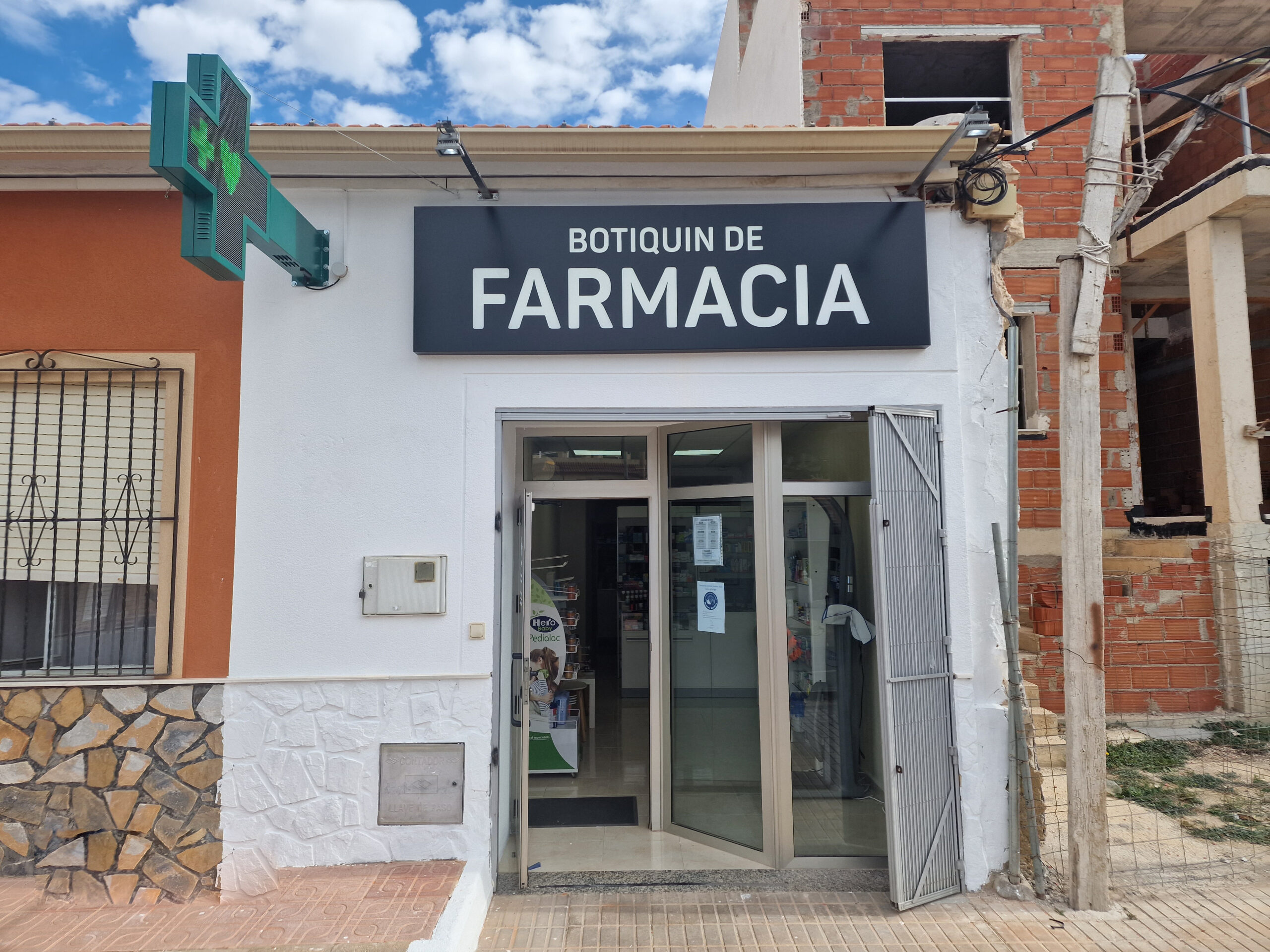 Fachada de Farmacia Botiquín después de la rotulación