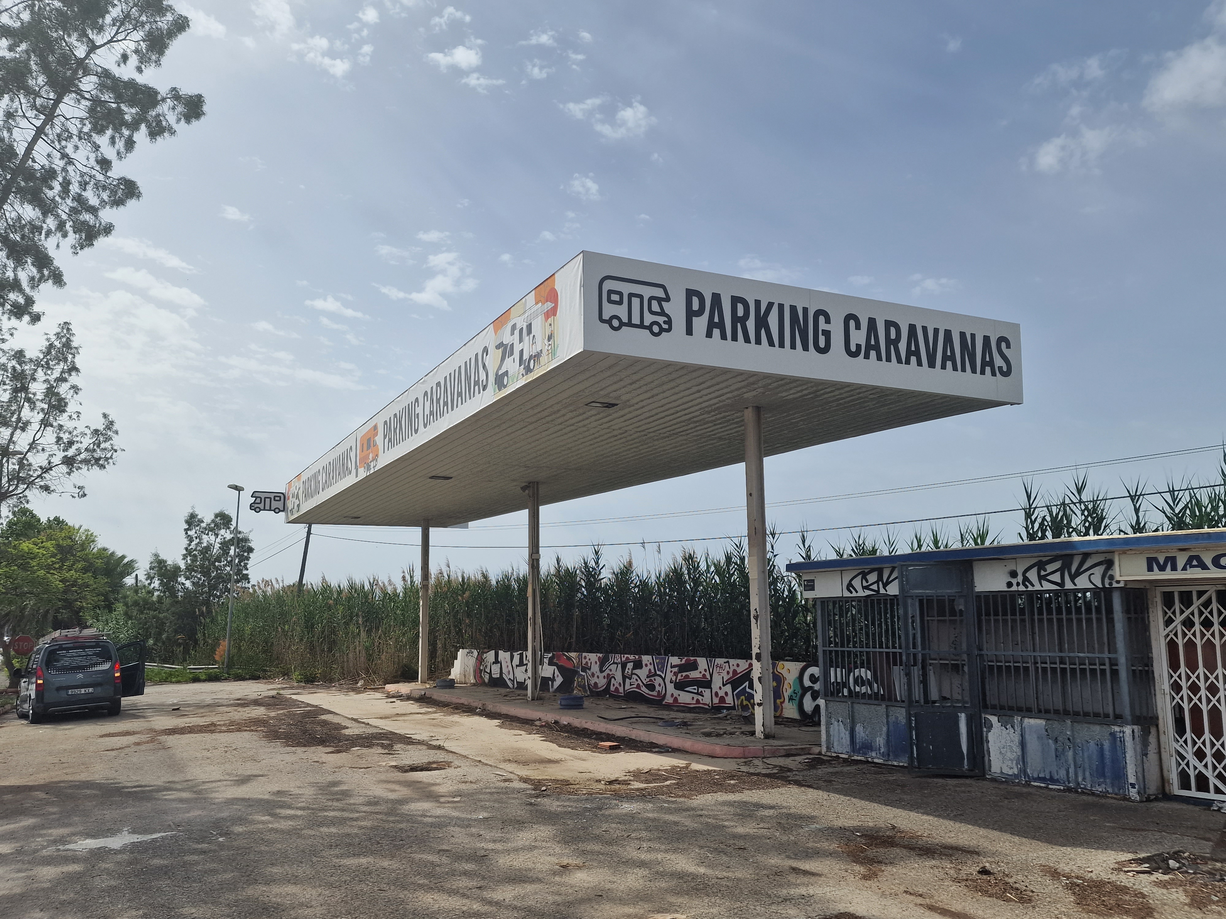 Fachada de Gasolinera Almoradí antes de la rotulación