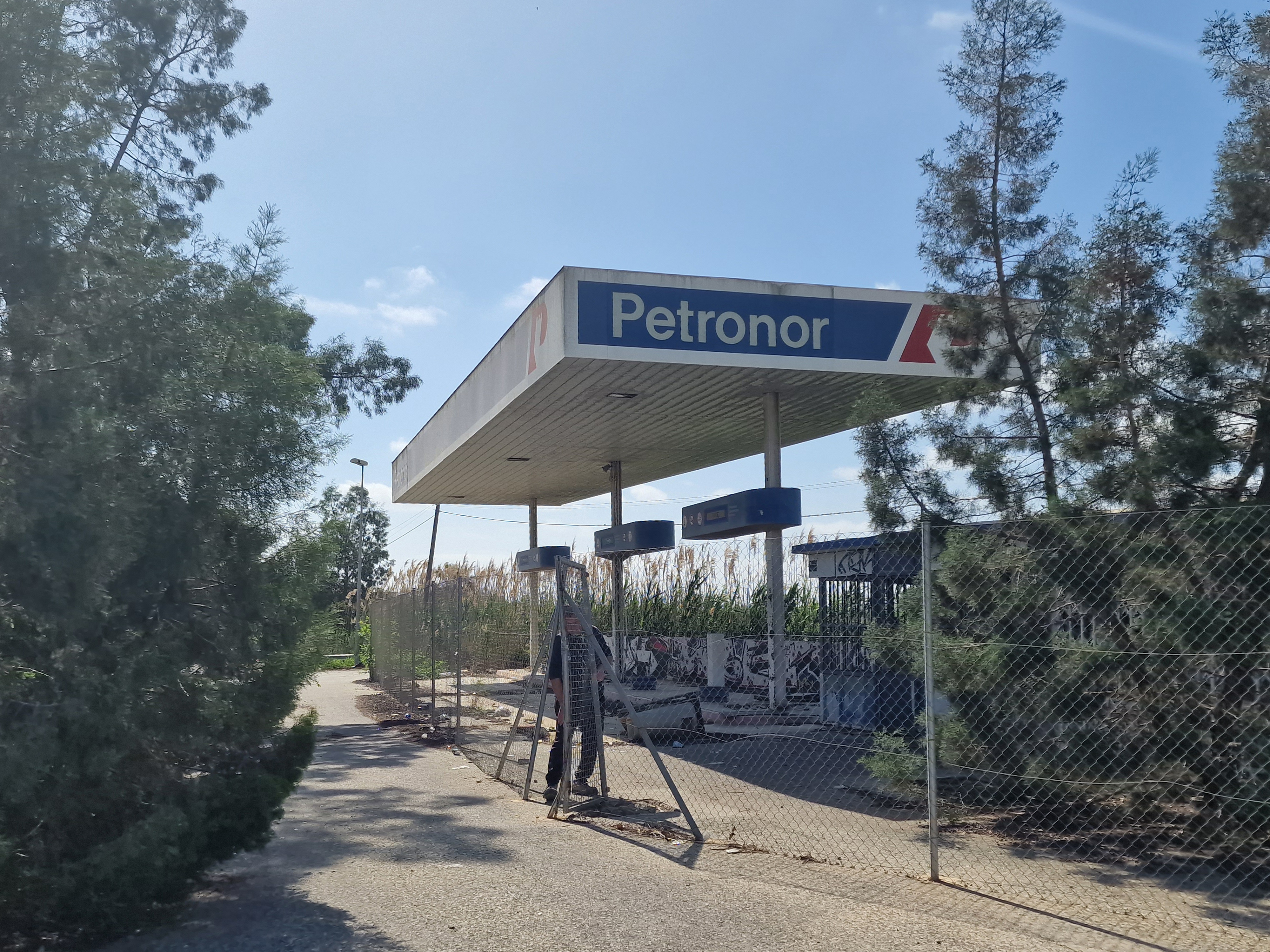 Fachada de Gasolinera Almoradí después de la rotulación