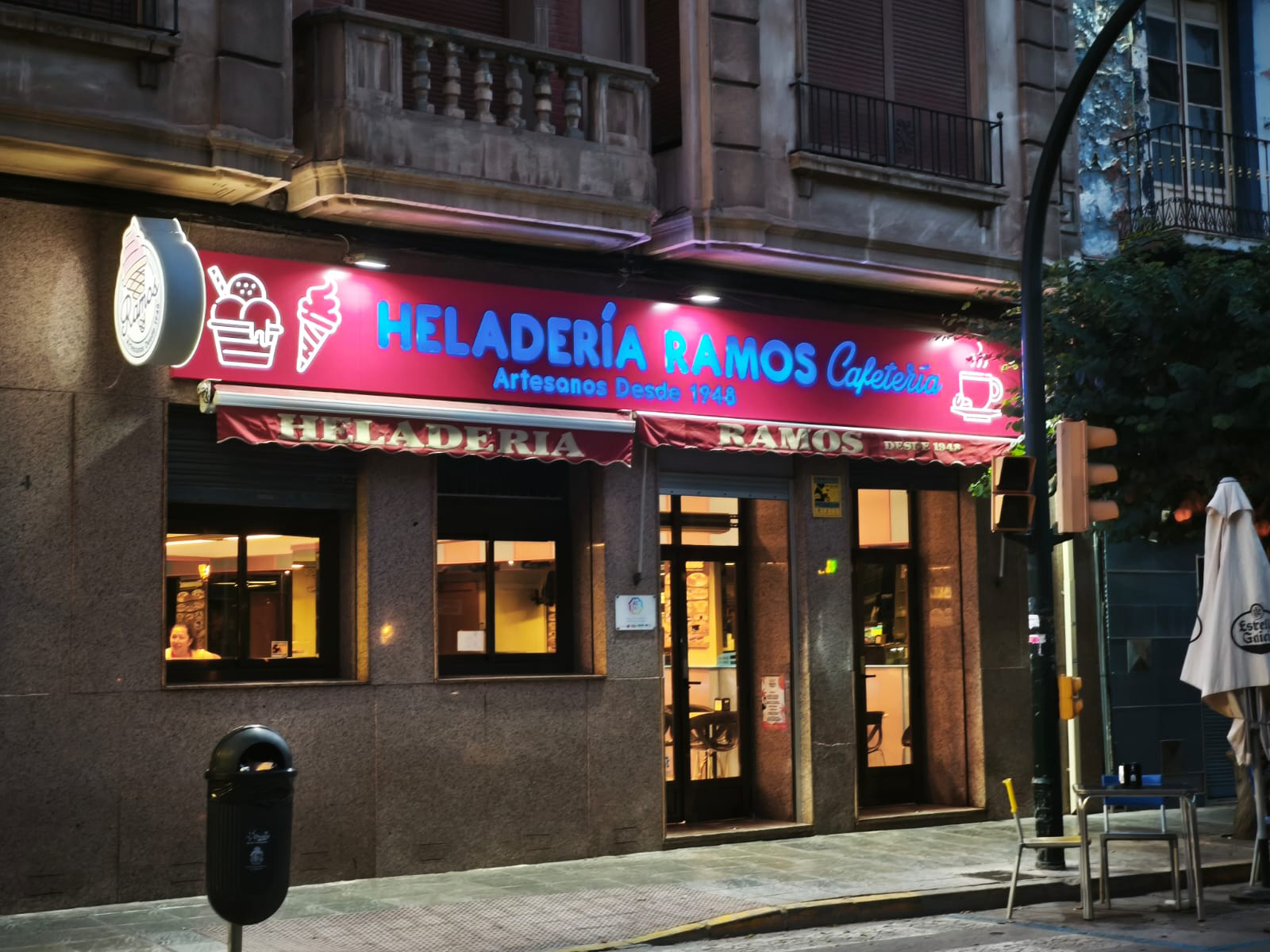 Fachada de Heladería Juan Carlos después de la rotulación