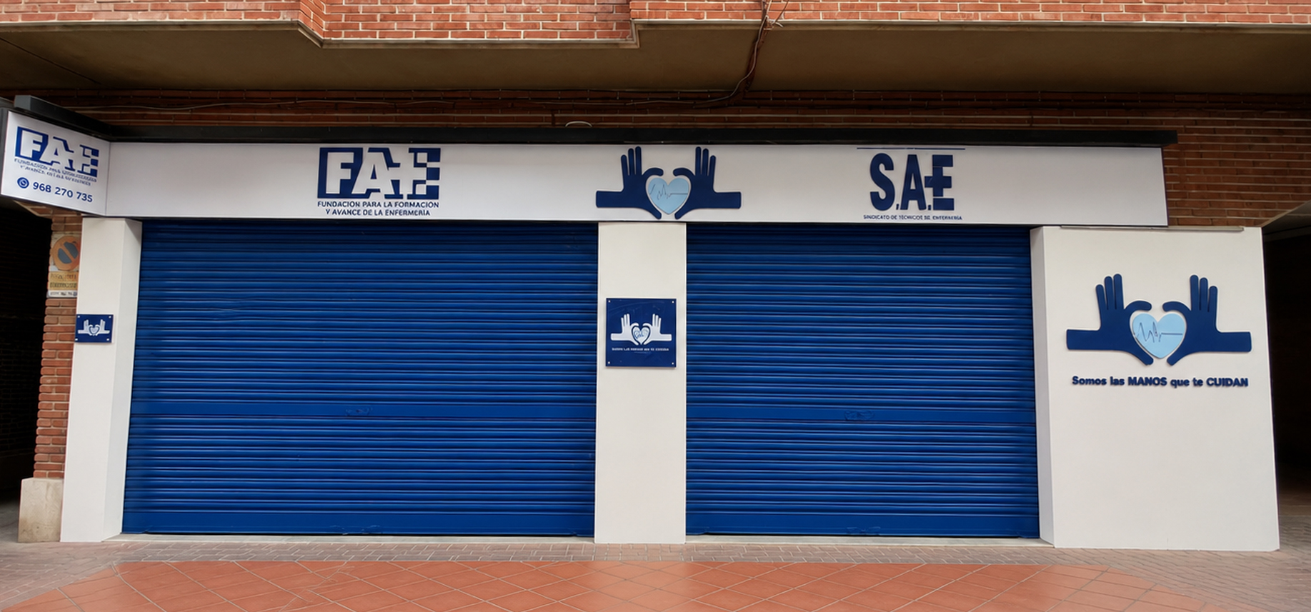 Fachada de Manos que Cuidan después de la rotulación