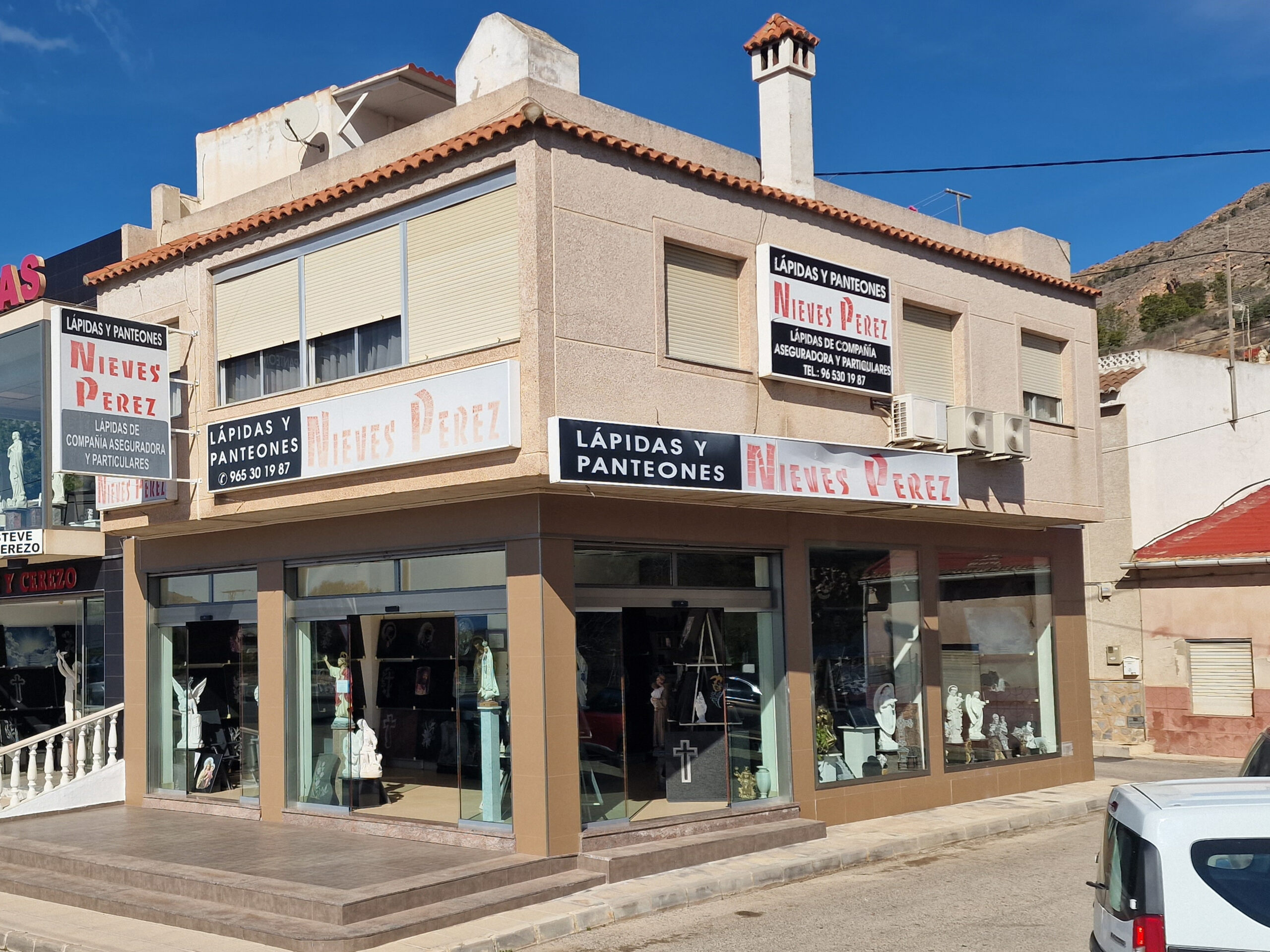Fachada de Nieves Pérez antes de la rotulación