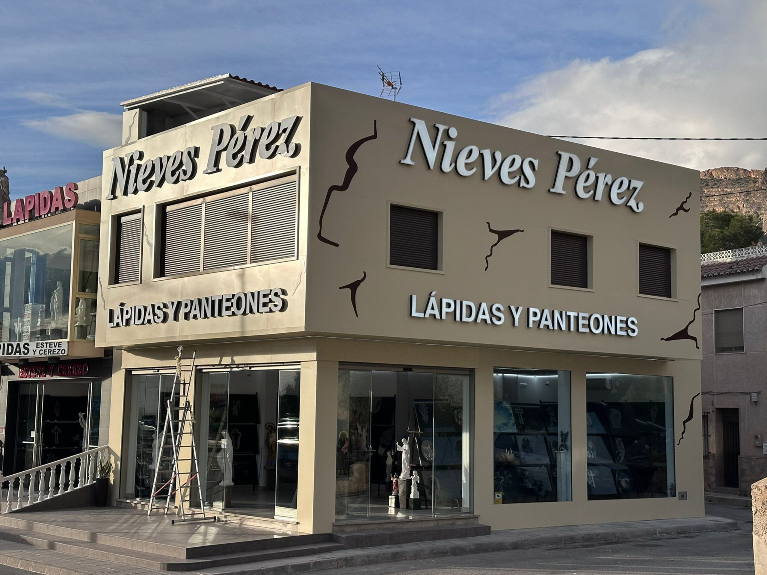 Fachada de Nieves Pérez después de la rotulación