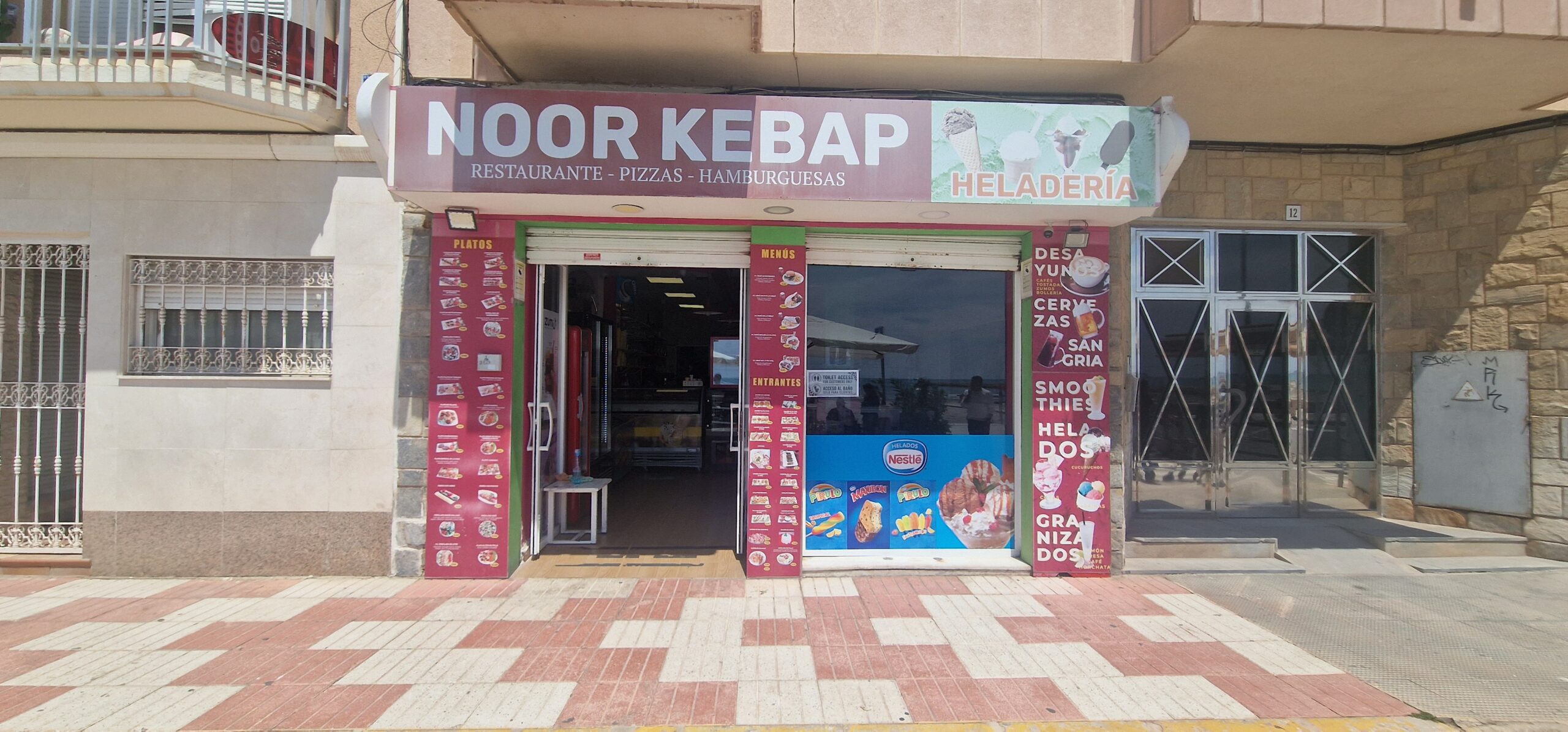 Fachada de Noor Kebab antes de la rotulación