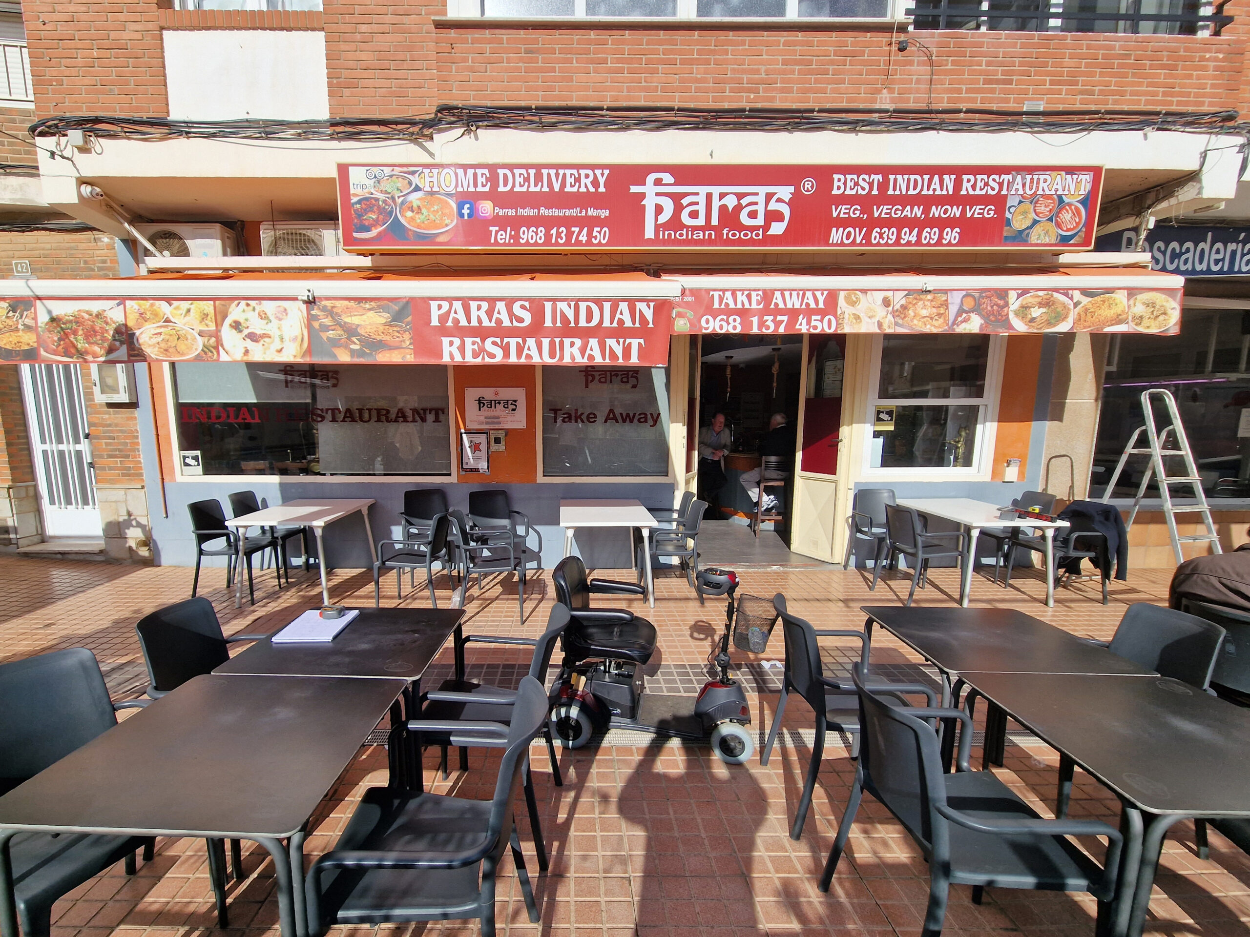 Fachada de Paras Indian Curry antes de la rotulación