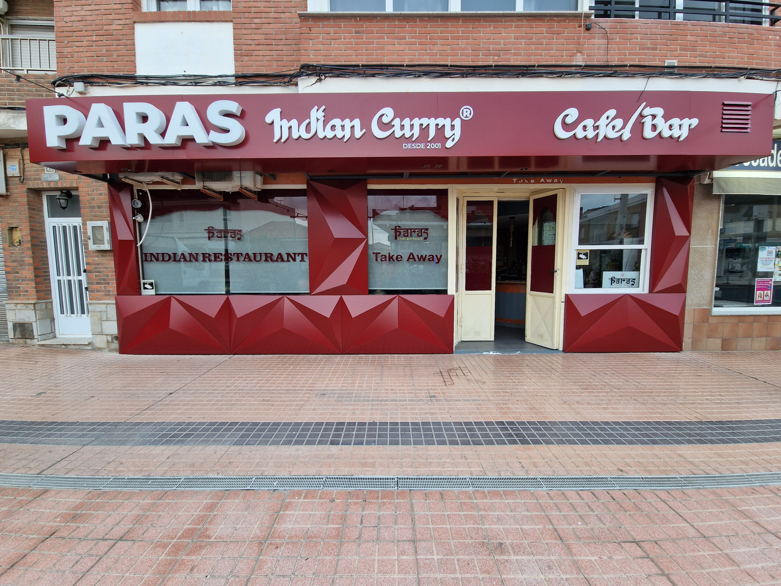 Fachada de Paras Indian Curry después de la rotulación