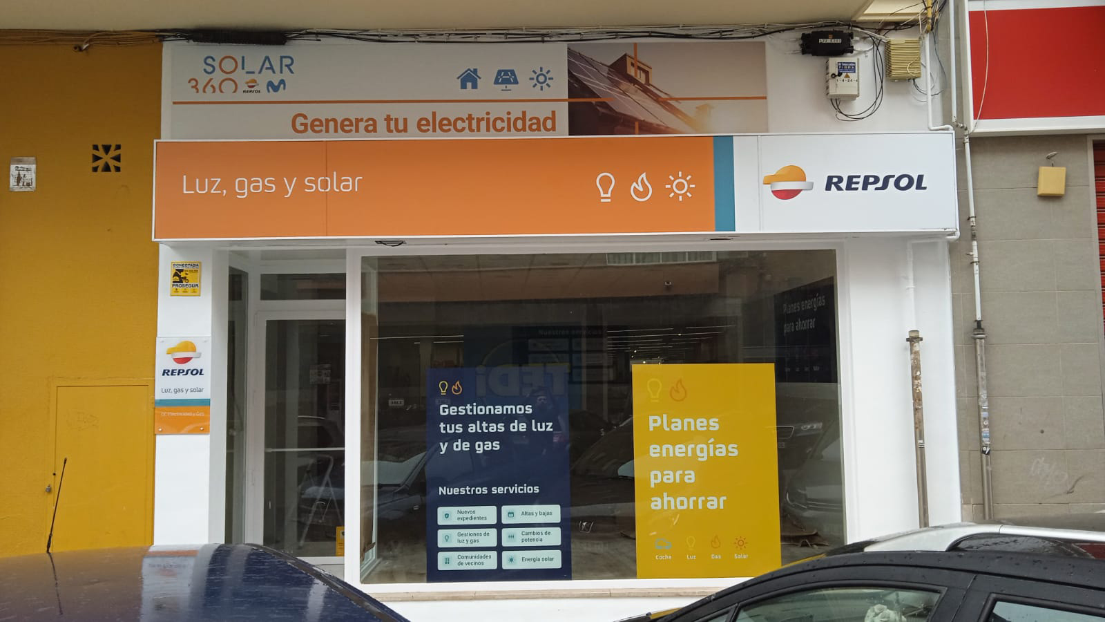 Fachada de Repsol después de la rotulación