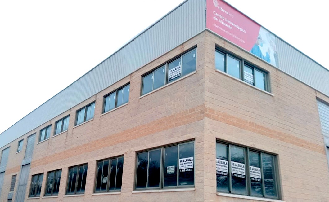 Fachada de Riberalab antes de la rotulación