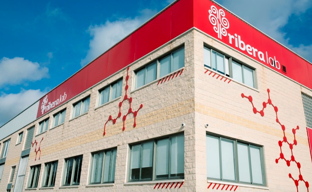 Fachada de Riberalab después de la rotulación