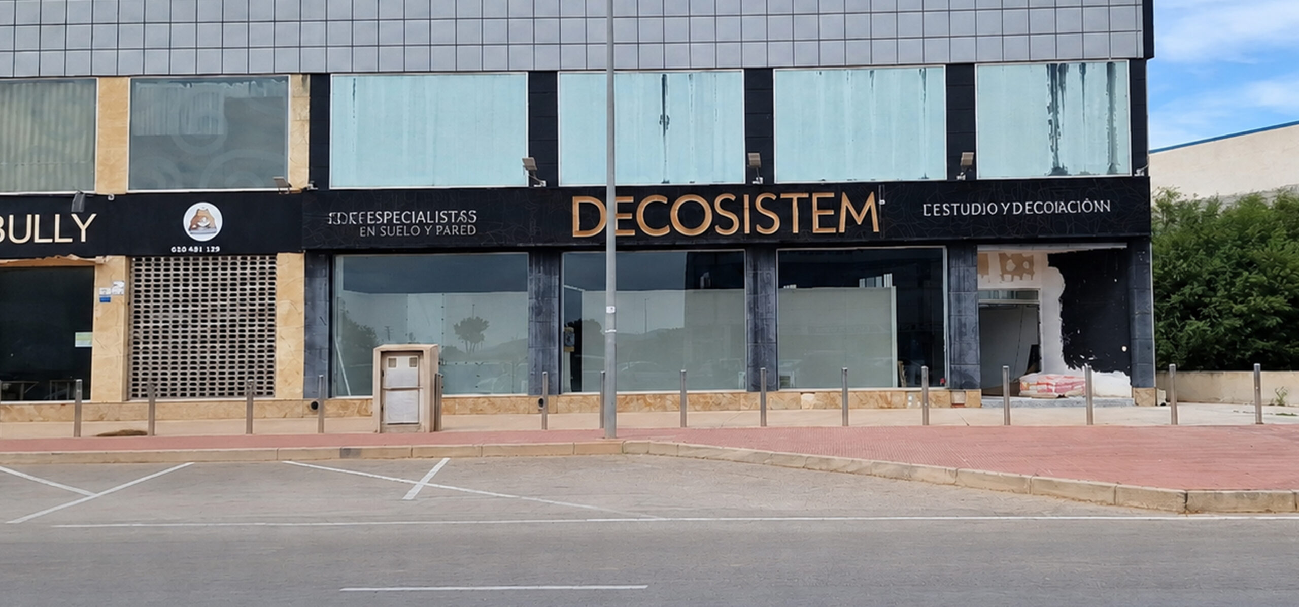 Fachada de TodoBaño antes de la rotulación